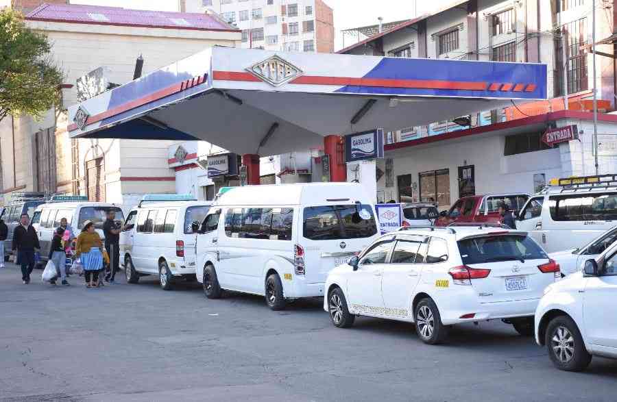 YPFB prevé terminar con las filas por combustible esta semana