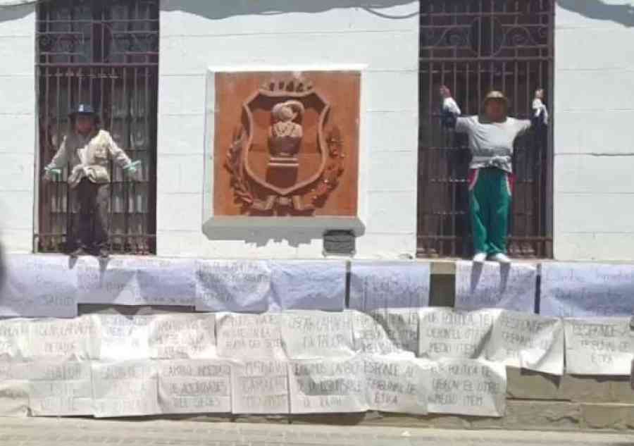 Cinco trabajadores en salud se crucifican en la Gobernación de Tarija