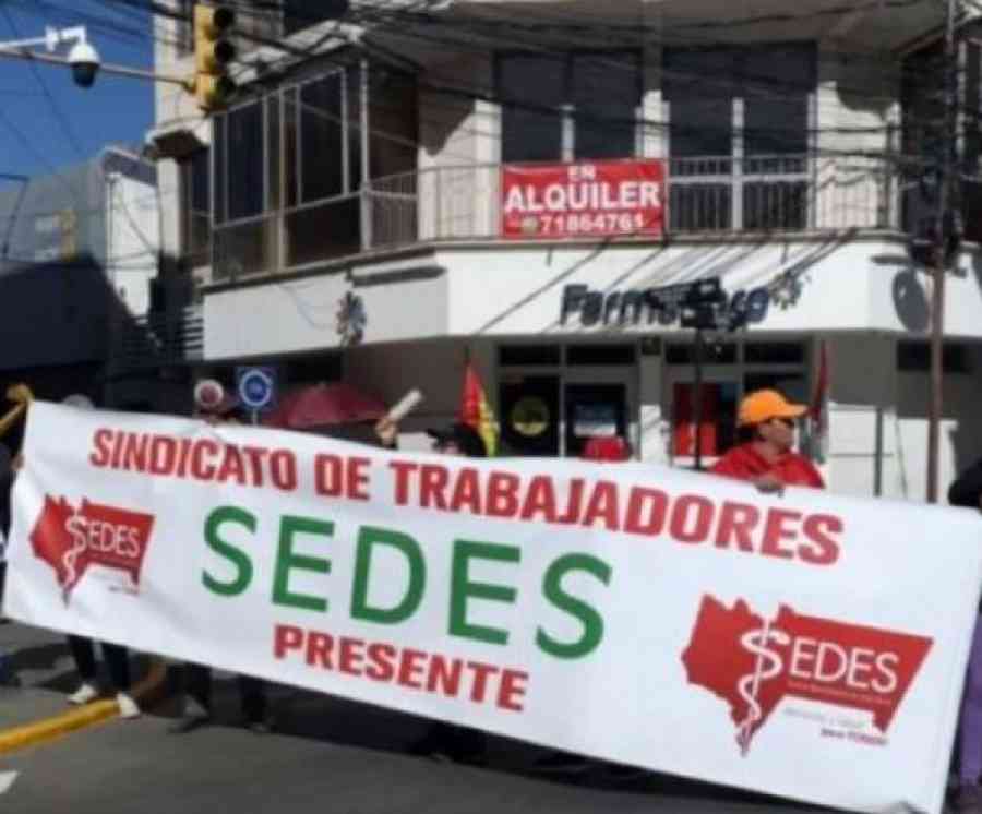 La plaza Principal de Tarija amanece bloqueada en demanda de cambios en el Sedes