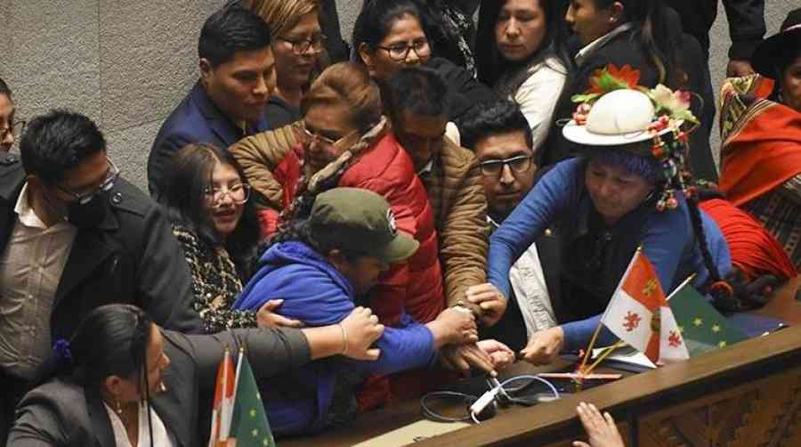 Entre gritos y agresiones, Diputados logra aprobar comisiones y comités