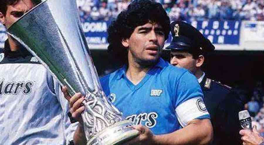 El Nápoles homenajea a Maradona en el cuarto aniversario de su muerte