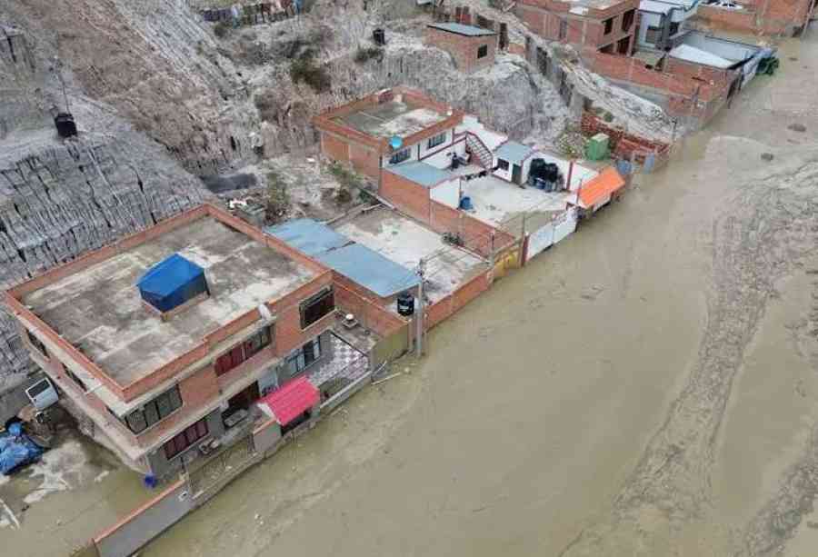 Una riada con lodo deja más de 10 heridos y 40 viviendas afectadas en zona de La Paz