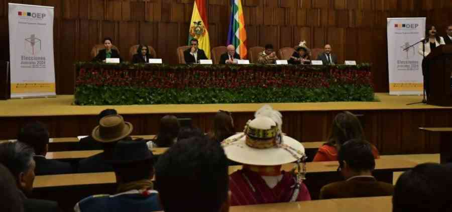 TSE entrega credenciales a 38 magistrados electos y Hassenteufel pide no ceder a presiones