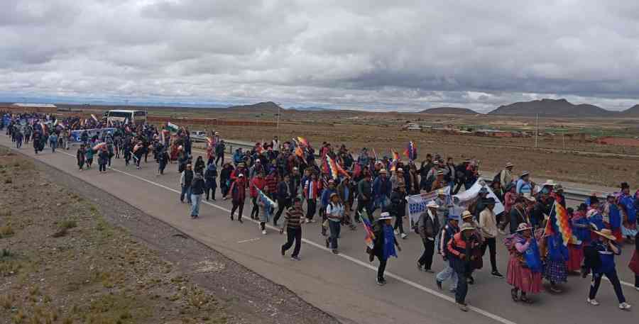 La marcha evista llega hasta la localidad de Ayo Ayo y apunta a estar el lunes en la plaza Murillo