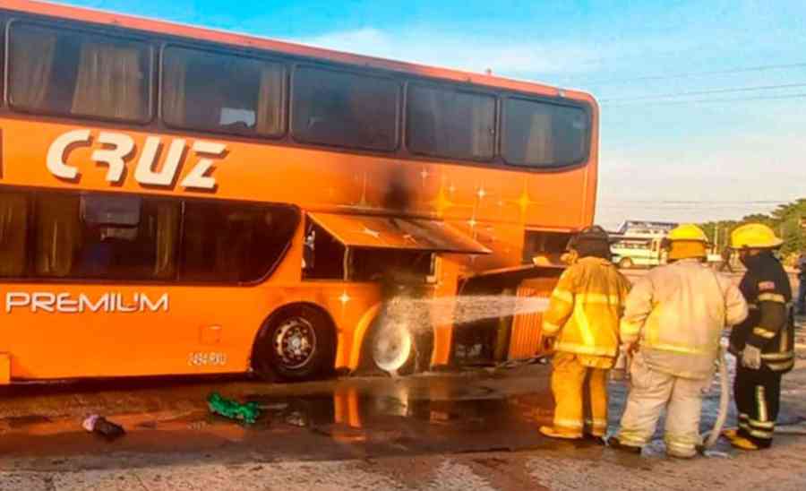 Un bus que transportaba pasajeros se incendia en plena carretera en Santa Cruz