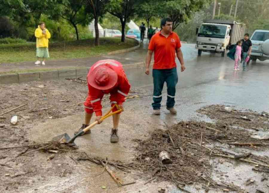 Lluvias ponen en alerta a la Alcaldía y Bomberos