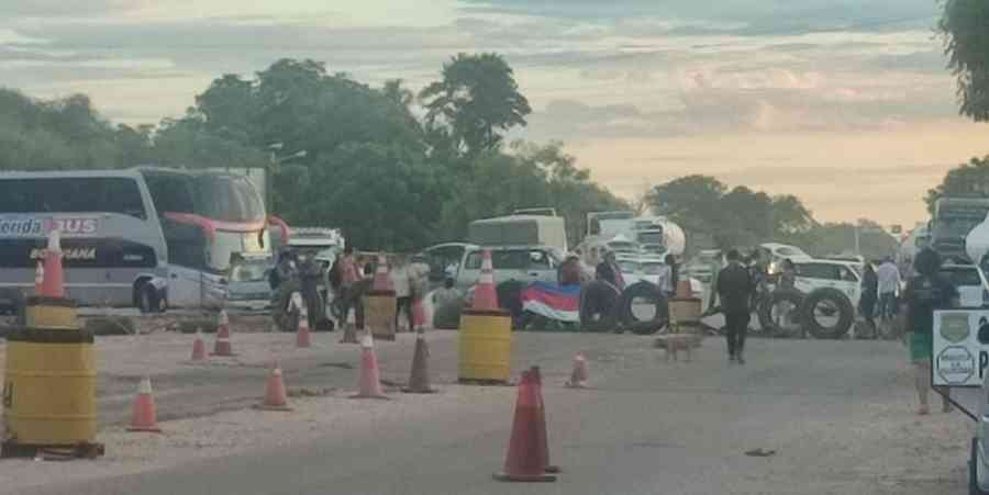 Yacuiba: Sectores sociales bloquean la ruta hacia Argentina