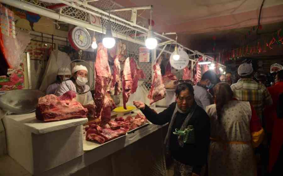 Gobierno convoca a Contracabol para abordar alza de precios y contrabando de carne