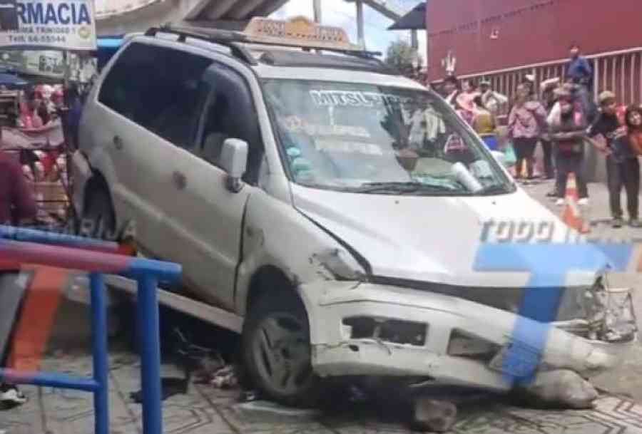 Taxi trufi atropella a dos personas en zona del mercado Campesino