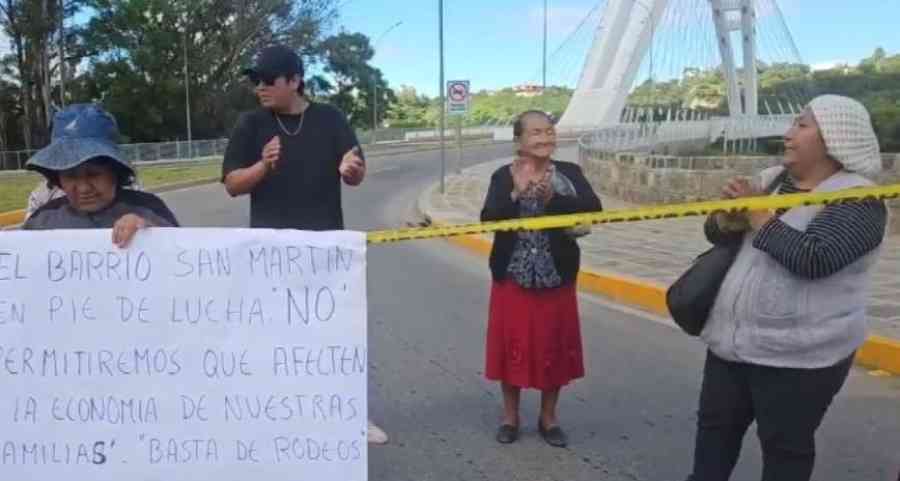 Bloquean puentes San Martín y 4 de Julio en rechazo al traslado de las oficinas de la DOT