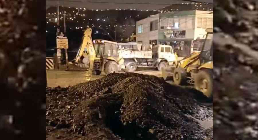 Intensa lluvia de cuatro horas afecta a dos vehículos y una vivienda en La Paz