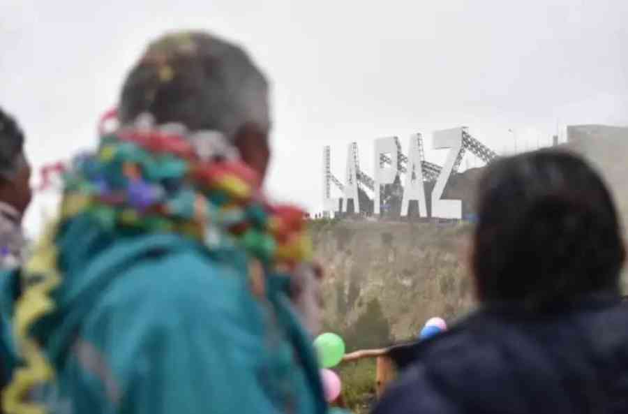 Hay polémica en La Paz por un millonario letrero de estilo Hollywood
