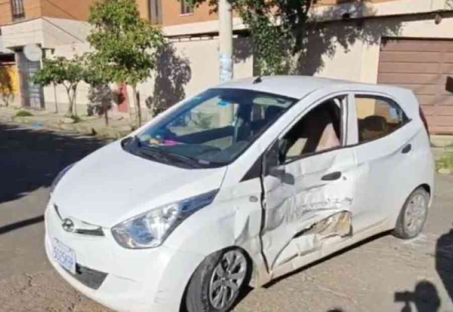 Minibús de transporte escolar colisionó con un vehículo en el barrio Senac