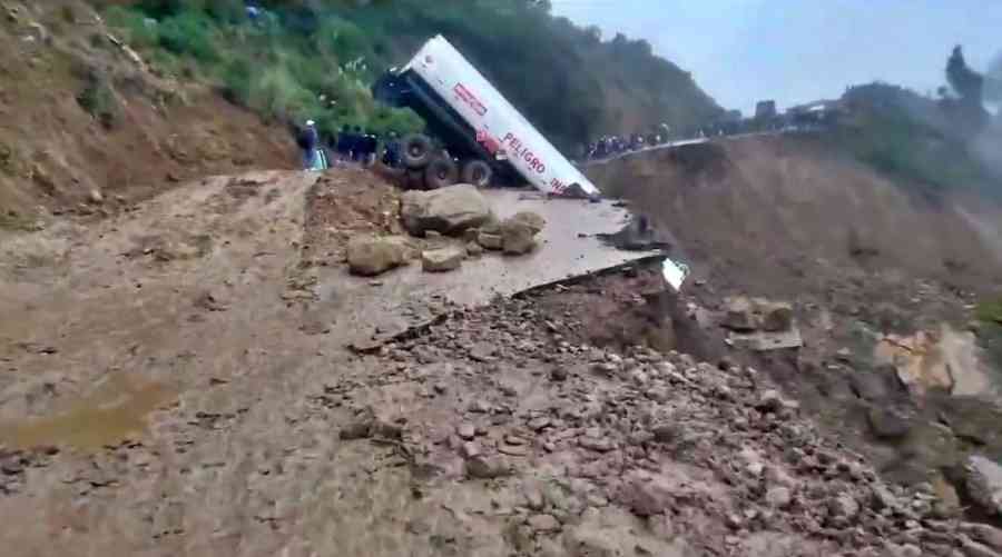 Cisterna queda colgada en barranco y colapsa carretera Cochabamba-Oruro