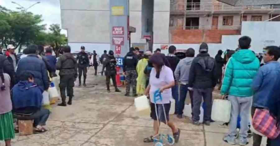 Despliegan policías en las estaciones de servicio para evitar el desorden y peleas