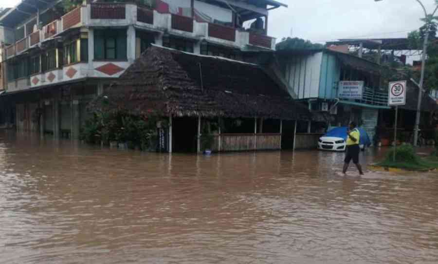 Calles bajo el agua y temor en Rurrenabaque por la crecida del río Beni