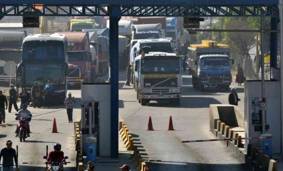 Transportistas destruyen puesto de peaje en Cochabamba y Gobierno anuncia acciones legales