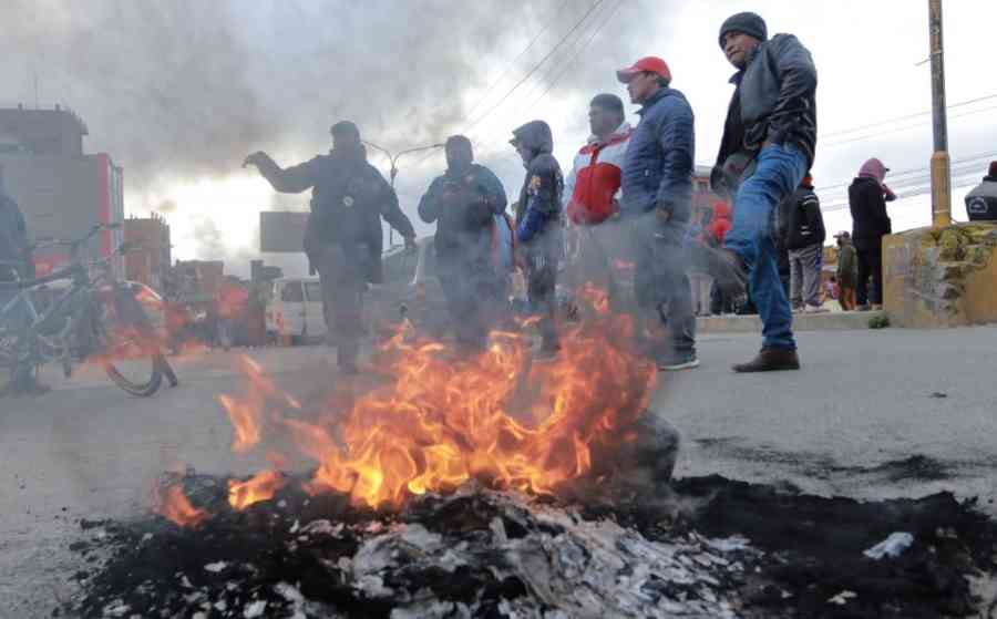 Choferes de El Alto cortan el paso por falta de combustibles