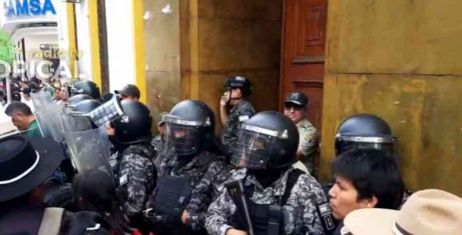 Organizaciones que rechazan la ley de emergencia financiera cercan la ALDT