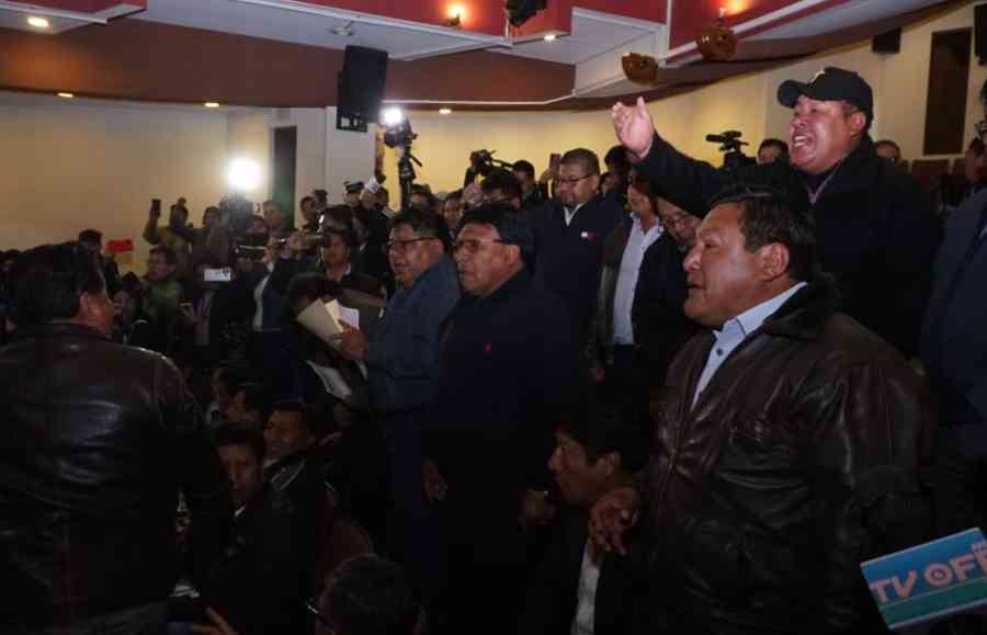Diálogo con Gobierno: Choferes hacen bajar de testera a presidente de ABC y piden su renuncia