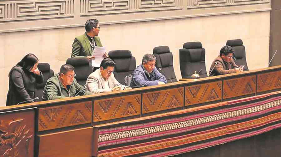 Pese a acuerdos, 11 evistas y 7 opositores bloquean aprobación de créditos