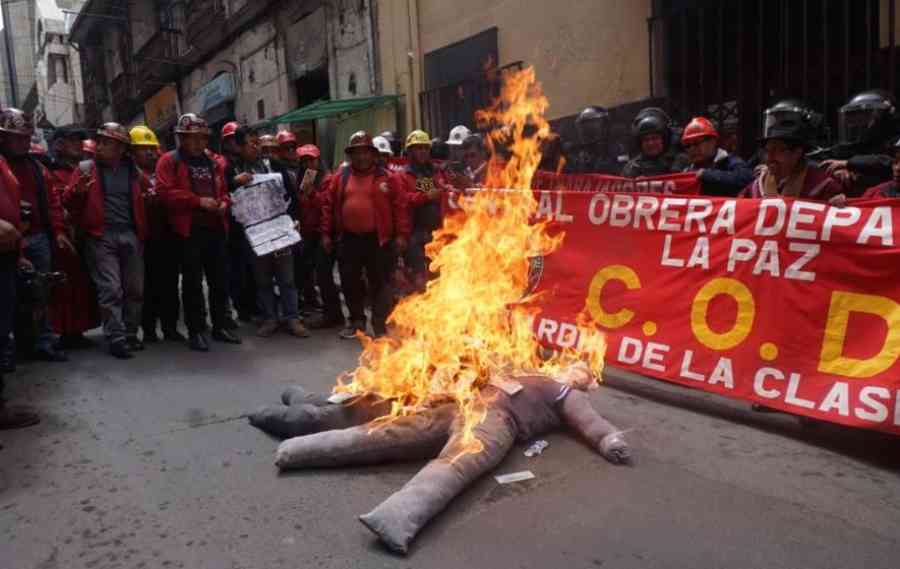 Obreros y vecinos marchan en La Paz y Cochabamba por la crisis económica