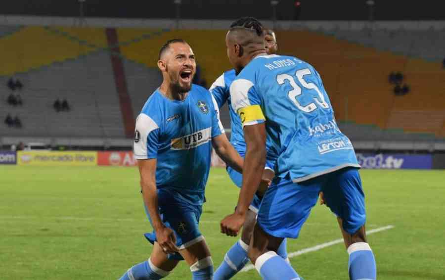 San Antonio pisa fuerte en Cochabamba: venció (2-1) a Vélez Sarsfield