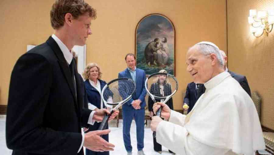 Jannik Sinner se reúne con el Papa León XIV en un emotivo encuentro con aroma a tenis