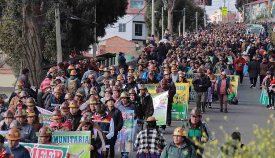 Mineros auríferos bolivianos marchan en demanda de dólares y combustible