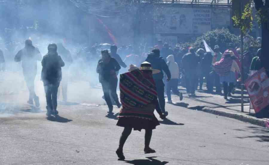 Evistas llegan a La Paz, rompen resguardo policial del TSE y son gasificados