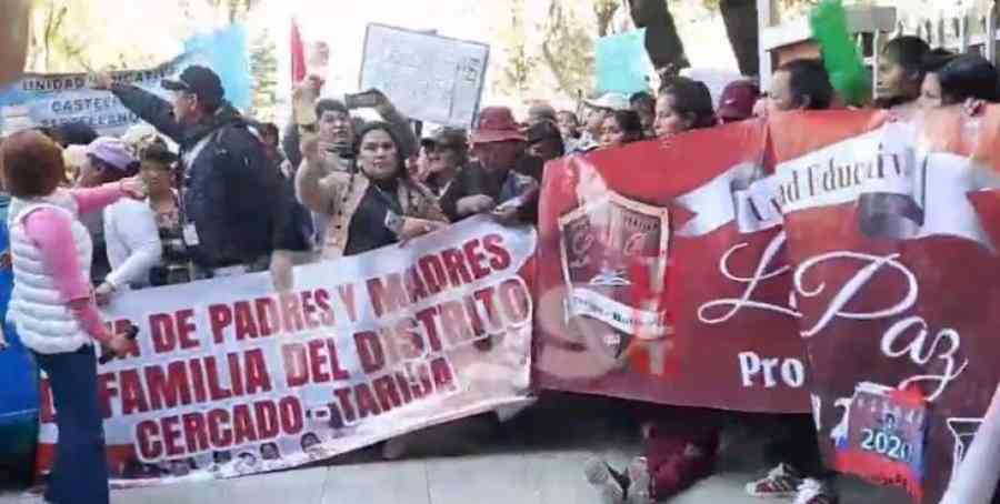 Padres de familia protagonizan masiva marcha en Tarija para exigir ítems de educación