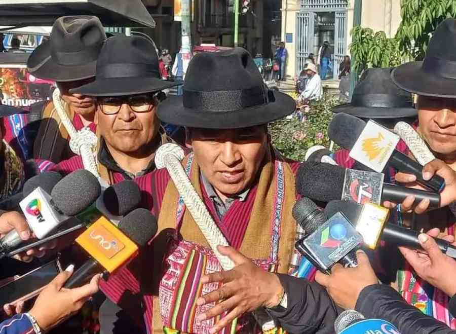 Campesinos advierten con sacar a chicotazos a políticos ‘oportunistas’ en listas de Andrónico