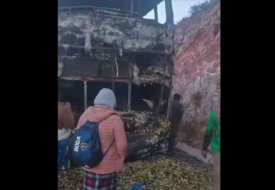 Incendio consume una flota en la ruta Camargo - Tarija