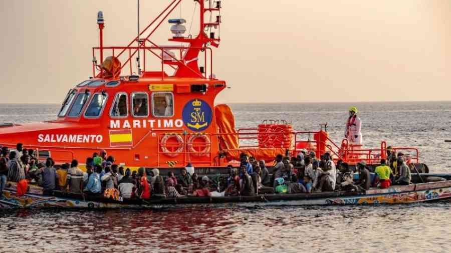 Al menos 7 mujeres y niñas mueren en el desembarco de una barca de migrantes en las islas Canarias