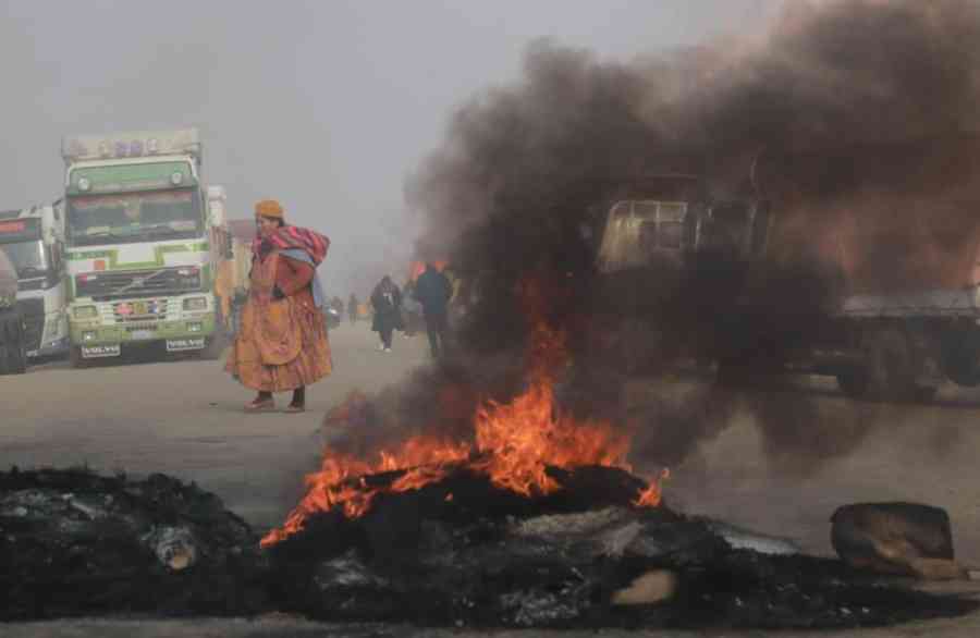 Por falta de combustibles, transportistas bloquean en El Alto la carretera a Perú