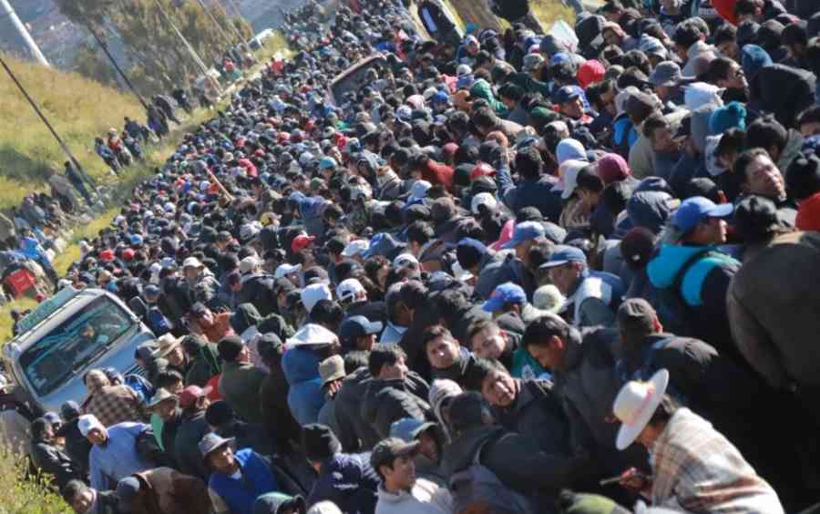 Masiva marcha de choferes de La Paz exige combustibles y la renuncia de Arce