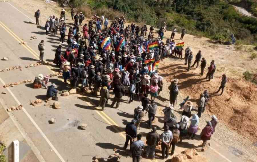 Más de 20 bloqueos se mantienen en carreteras de cinco departamentos de Bolivia