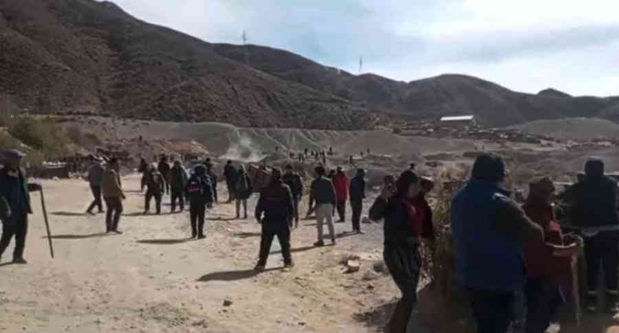 Policía: Hay dos heridos en Llallagua tras enfrentamiento entre bloqueadores y pobladores