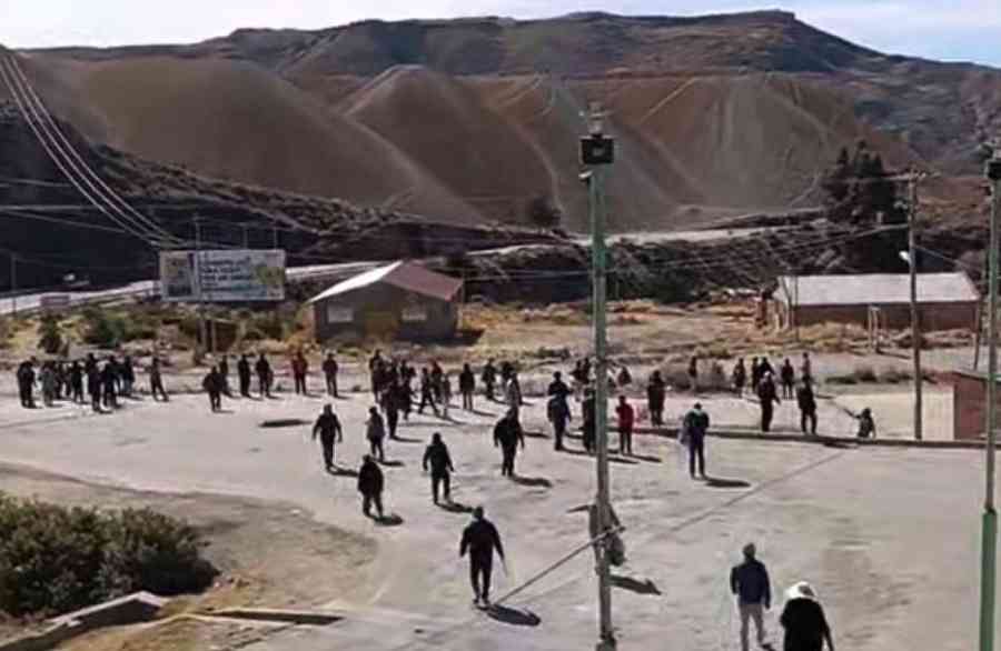 Bloqueadores dinamitan puente que conecta Llallagua con Oruro