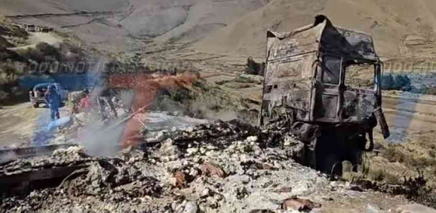 Incendio en Sama arrasa entre 4 y 5 hectáreas de pastizales