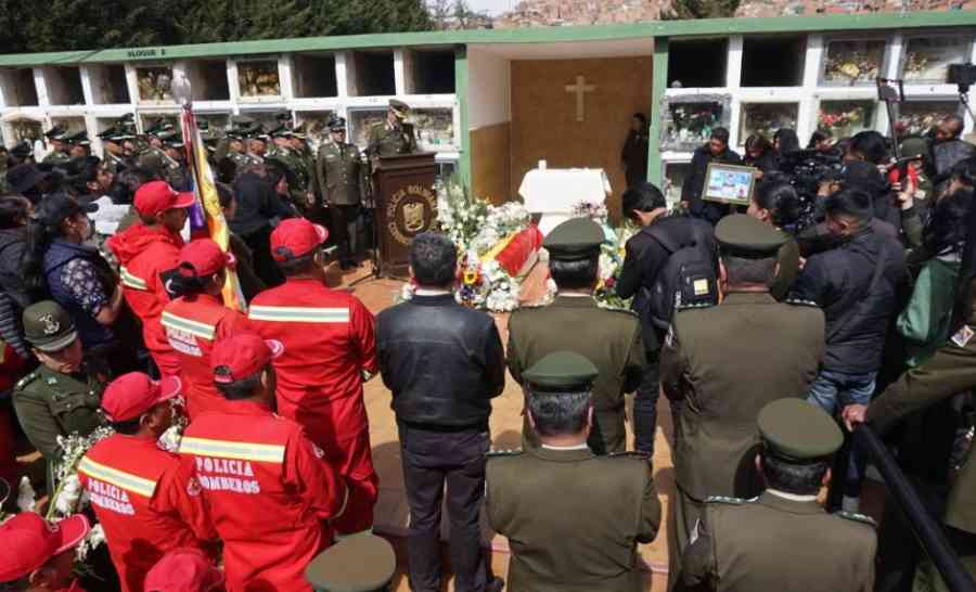Ascenso póstumo y promesa de justicia marcan el adiós a los policías muertos en Llallagua