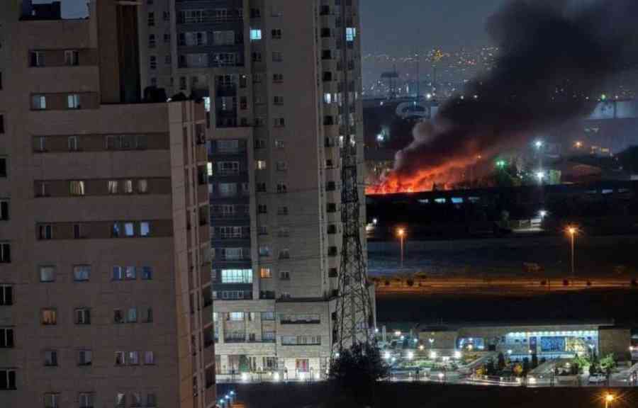 Irán vive una jornada de ataques israelíes contra aeropuertos y refinerías con 90 muertos
