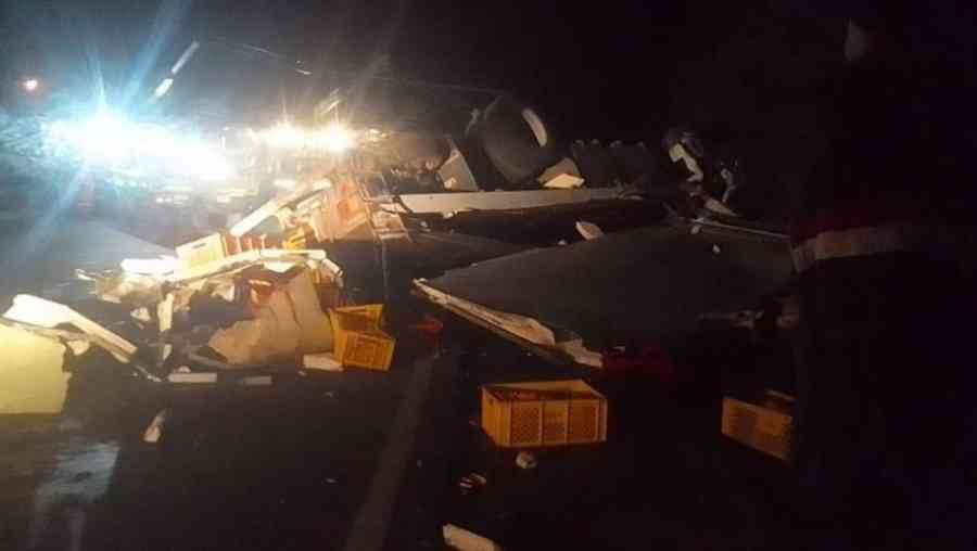 Reportan dos heridos tras vuelco de camión con pollo en la ruta Tarija-Santa Cruz