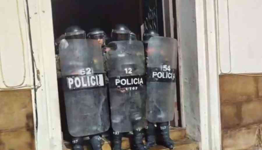 Vecinos protestan en puertas de la Alcaldía de Tarija y exigen reunión con el alcalde