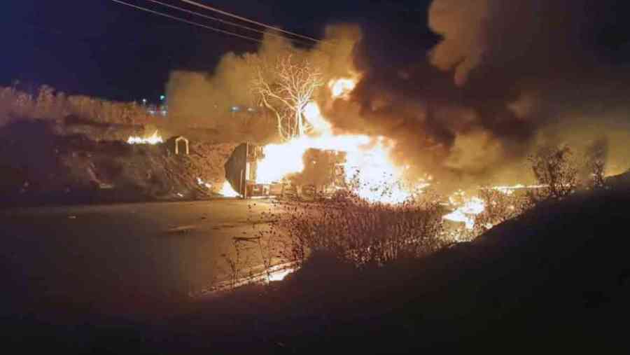 Dos conductores mueren carbonizados tras triple colisión en la ruta nueva Cochabamba - Santa Cruz