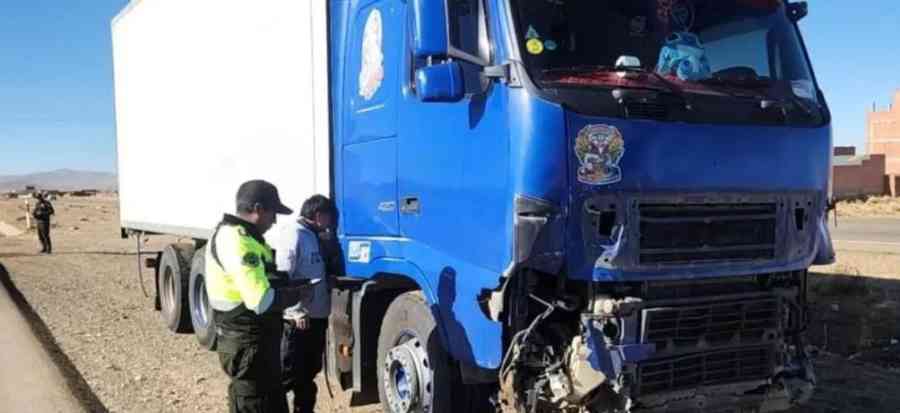 Dos mujeres mueren tras colisión en Patacamaya: investigan desaparición de minibús implicado en el accidente