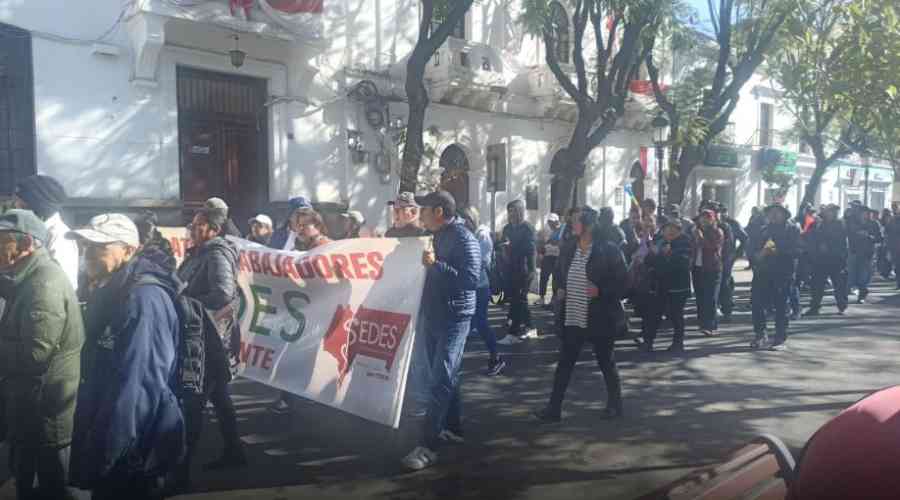 Trabajadores en salud cumplen paro por el bono vacunación