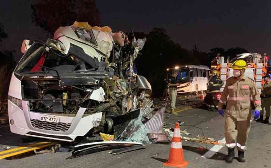 Mueren cinco personas en un accidente con autobuses universitarios en Brasil