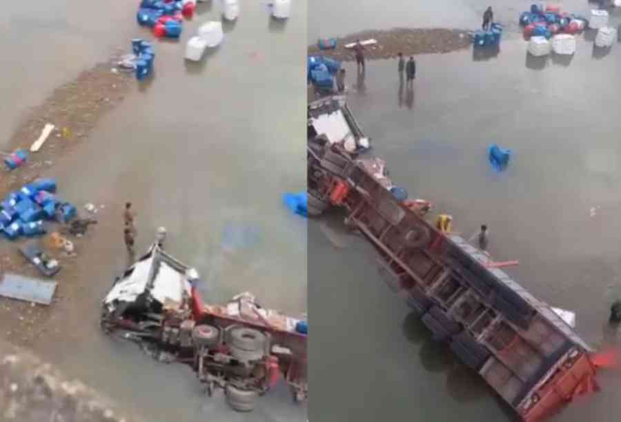 Camión cae al río en el trópico de Cochabamba y chofer sobrevive de milagro