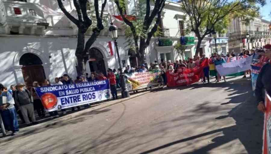 Tarija: Trabajadores en salud inician paro de 48 horas por su bono vacunación